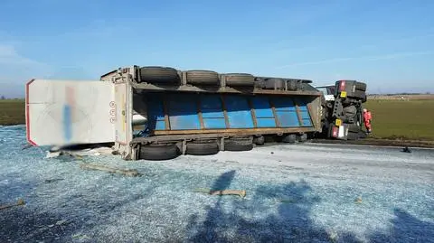 Na jezdnię wysypało się szkło, krajowa "10" zablokowana