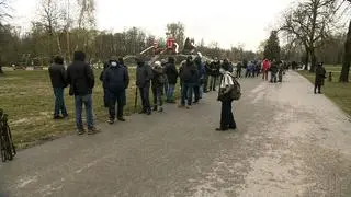 Łódź. Kolejka do mobilnego punktu szczepień
