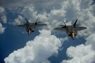 Myśliwce F-22 (zdjęcie ilustracyjne)