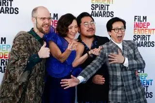 Reżyserzy oraz aktorzy Michelle Yeoh i Ke Huy Quan na gali Film Independent Spirit Awards