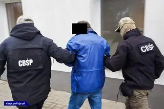 Policjanci CBŚP zatrzymali w dziewięciu województwach 13 osób zajmujących się nielegalnym handlem, wyrabianiem oraz przerabianiem broni