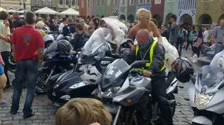 Panny młode zbierały pieniądze na wózek inwalidzki
