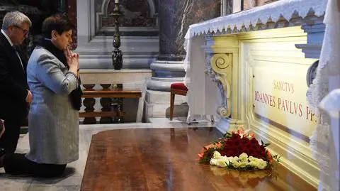 Beata Szydło przy grobie św. Jana Pawła II
