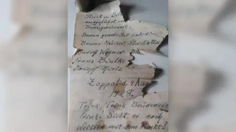 Wiadomość z 1928 roku w sklepieniu sopockiej kapliczki