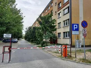 Parking ze szlabanem powstał już wcześniej przed blokiem Bema 97   