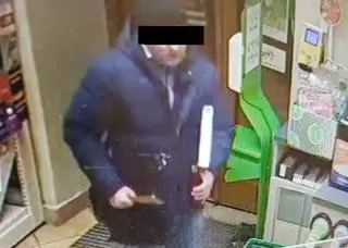 Mężczyzna wszedł do sklepu z tasakiem, zabrał pięć piw, po jakimś czasie wrócił po papierosy 