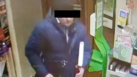 Mężczyzna wszedł do sklepu z tasakiem, zabrał pięć piw, po jakimś czasie wrócił po papierosy 