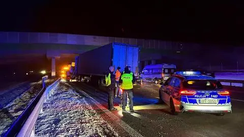 Zderzenie ciężarówki z pługopiaskarką na A1