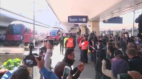 Setki imigrantów na dworcu w Austrii (wideo z 6 września 2015)