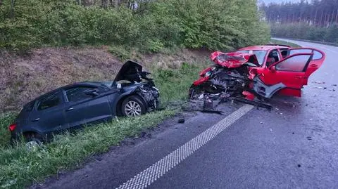 Po alkoholu doprowadziła do czołówki. Jedna osoba nie żyje, trzy w szpitalu 