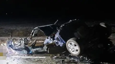 Uderzył w drzewo, później w kolejne, auto rozerwało się na dwie części