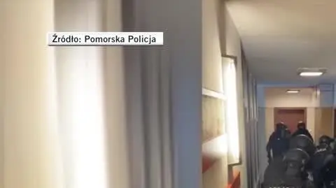 policja wchodzi