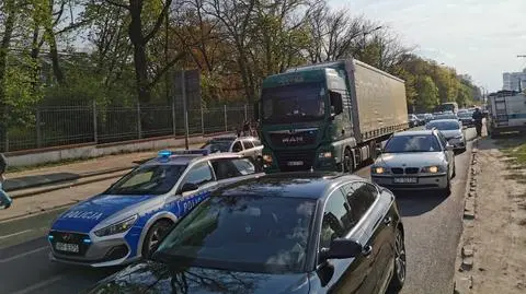 Pijany kierowca zasnął za kierownicą i zablokował ulicę w Łodzi