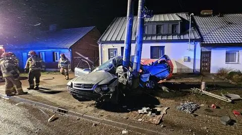 Dwaj młodzi mężczyźni zginęli, trzech rannych. Auto roztrzaskane na słupie