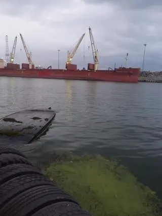 Na łodzi było 14 osób, wszyscy wpadli do wody