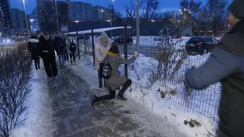 Gołoledź w Warszawie. "Wystarczy chwila nieuwagi i można zaliczyć 'glebę""