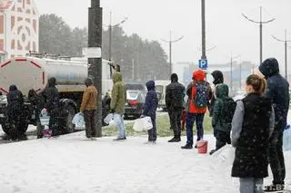 Mieszkańcy dzielnicy Nowaja Barawaja stoją w kolejce po wodę 