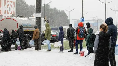 Mieszkańcy dzielnicy Nowaja Barawaja stoją w kolejce po wodę 