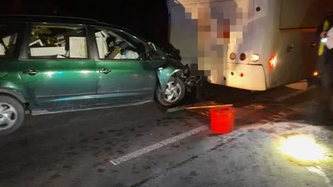 86-latek uderzył w autokar. Na wolność wydostały się pszczoły, a kierowca zginął
