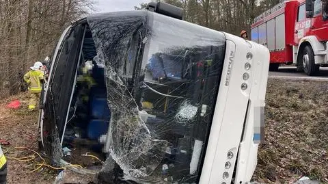 W wypadku autokaru kilkanaście osób zostało rannych, zarzut dla kierowcy. "Przysnął i zjechał do rowu"