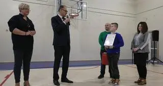 10-letni Miłosz uratował ojczyma. Został nagrodzony przez władze miasta i służby