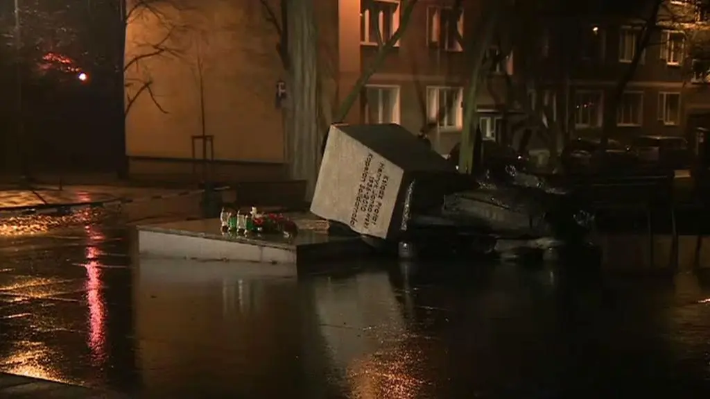 W nocy obalono pomnik księdza Jankowskiego
