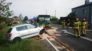 Po czołowym zderzeniu autobus zepchnął skodę do rowu