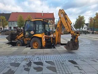 Koparka zniszczyła fontannę na rynku