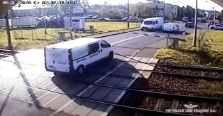 Bus utknął na torach po zamknięciu rogatek