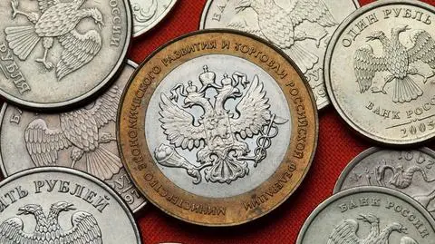 Rubel tonie. Rosyjski bank centralny zwołuje nadzwyczajne posiedzenie