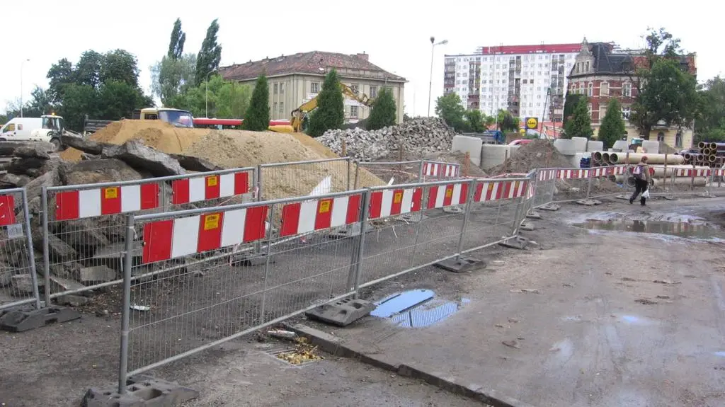 Piesi chodzą naokoło