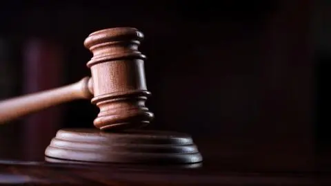 Naczelnik drogówki i trzech policjantów przed sądem. Mieli upozorować zdarzenie drogowe 