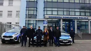 Przekazanie radiowozów w styczniu 2022 roku odbyło się w obecności lokalnych polityków
