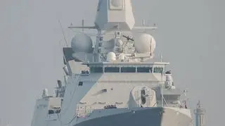 HNLMS Evertsen podczas wejścia do portu