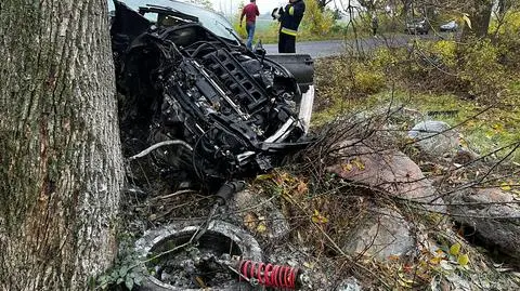 Uderzyli w drzewo, auto stanęło w płomieniach. 17-latek trafił do szpitala