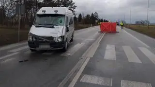 74-latek dostał się pod koła auta dostawczego