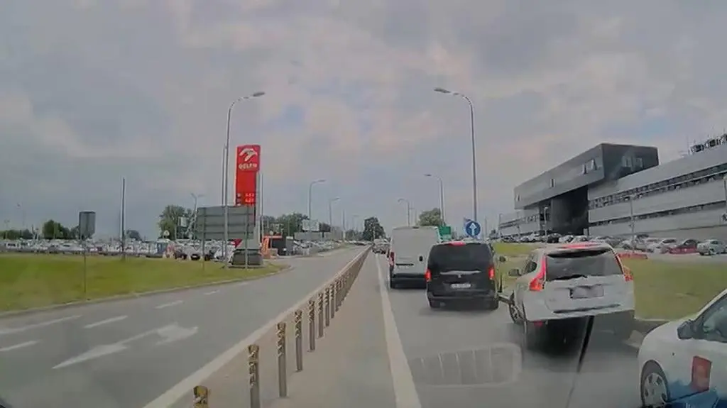 Kierowcy nie przepuszczali karetki