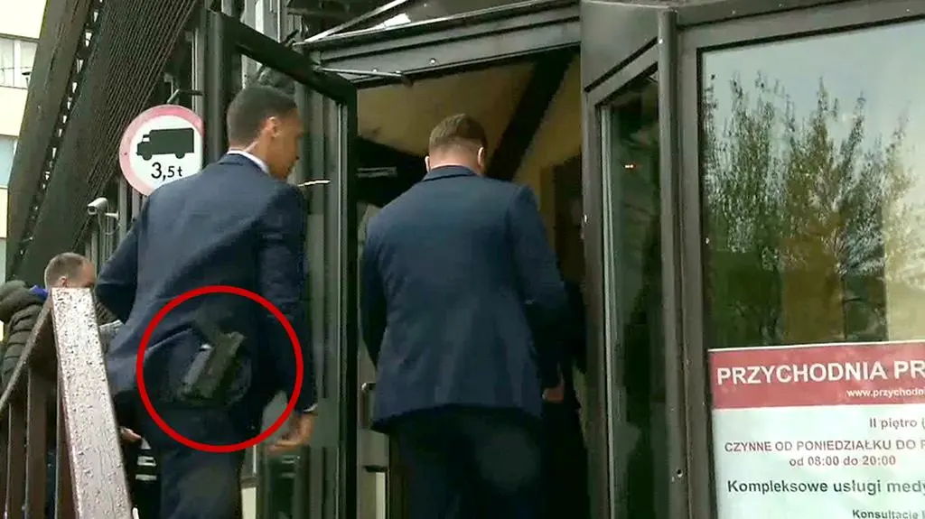 Macierewiczowi zawsze towarzyszą uzbrojeni ochroniarze