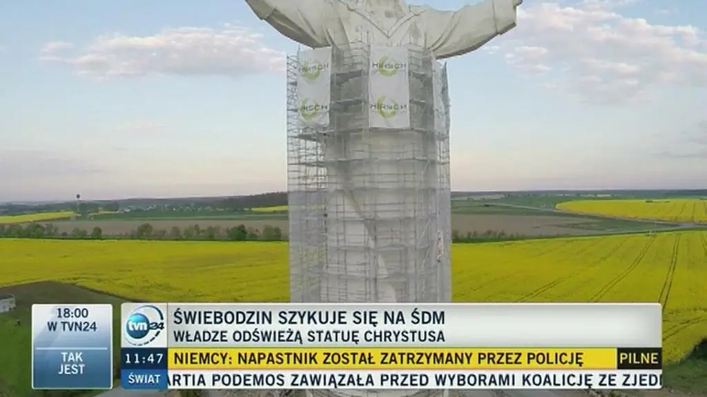 Jezus w siatkowej sukience. Przejdzie lifting, będzie śnieżnobiały