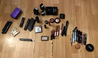 Z drogerii w Nowym Sączu zniknęły między innymi perfumy, tusze do rzęs i błyszczyki do ust