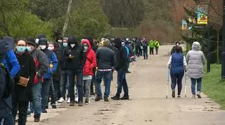 Chorzów. Kolejka do puntu szczepień w Parku Śląskim