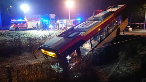 Autobus przejechał przez skrzyżowanie i zawisł na skarpie. "Pasażerka ma uraz głowy"