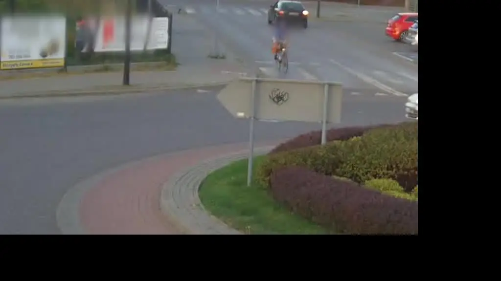 Kierowca osobówki na rondzie potrącił rowerzystę 