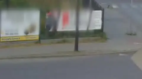 Kierowca osobówki na rondzie potrącił rowerzystę 