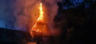 Pali się budynek gospodarczo-mieszkalny