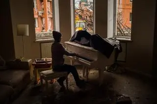 2022: Irina Maniukina gra na fortepianie w swoim dopiero co zbombardowanym przez Rosjan domu.
