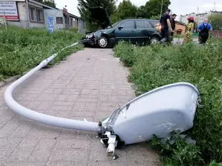 Wypadł z drogi i ściął latarnię. Kierowca miał trzy promile alkoholu