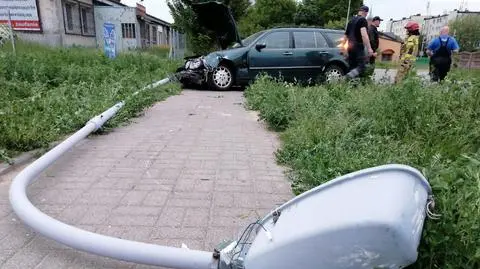 Wypadł z drogi i ściął latarnię. Kierowca miał trzy promile alkoholu