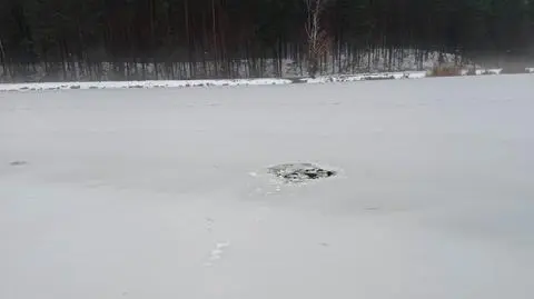 Chciał sobie skrócić drogę, załamał się pod nim lód. Na ratunek ruszyli burmistrz i strażak 