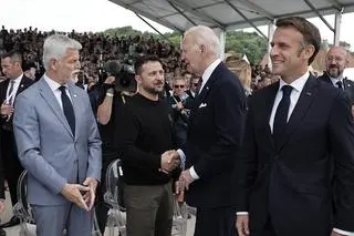 Joe Biden i Wołodymyr Zełenski podczas uroczystości 80. rocznicy lądowania aliantów w Normandii